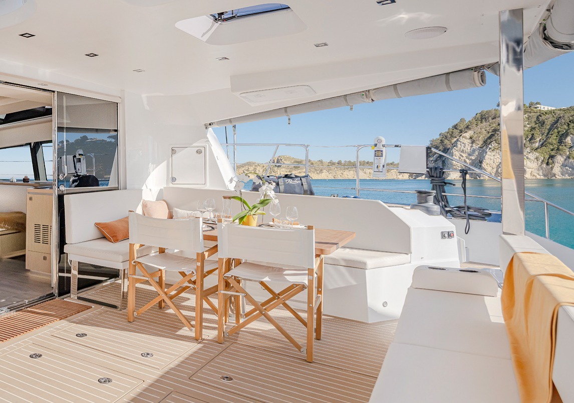 Privilège catamaran 510 Sanguine aft deck dining